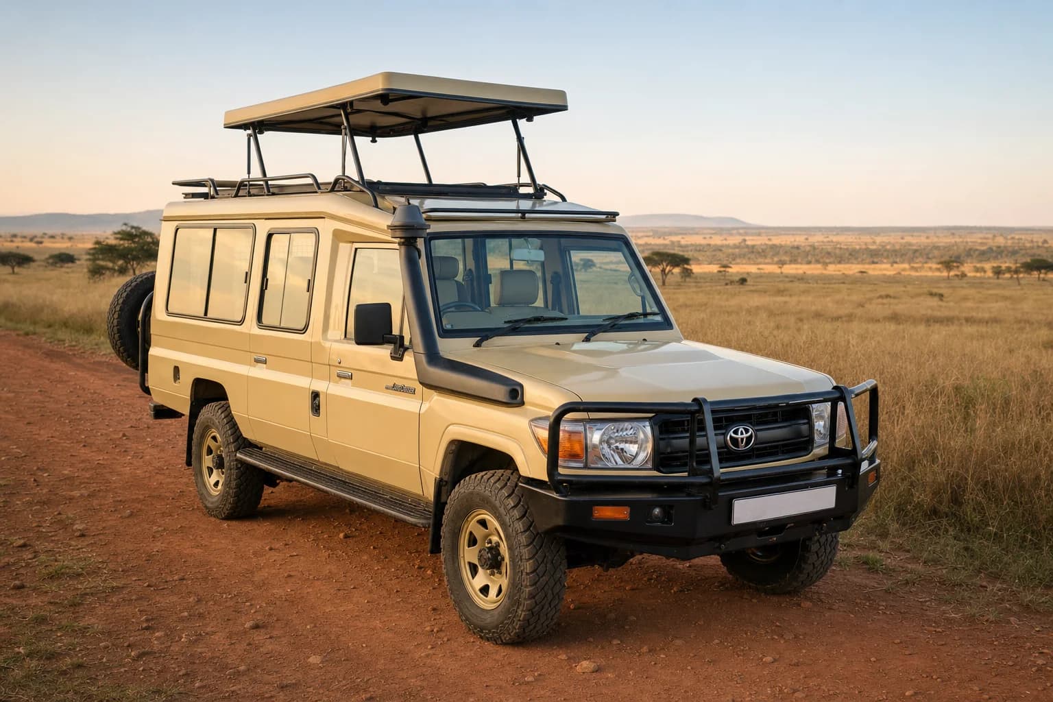 Véhicule de safari à toit relevable sur une piste